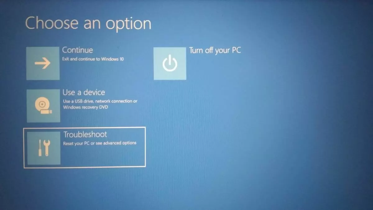 Windows 10 UEFI screenshot – option selection